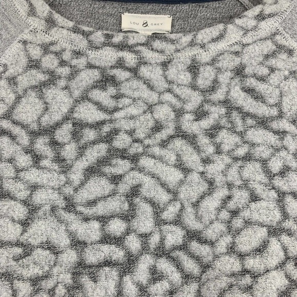 Lou & Grey animal print pocketed crewneck sweatshirt small - Picture 2 of 8